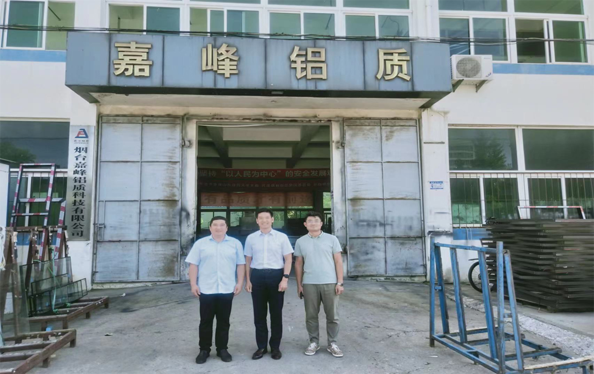鋁門窗幕墻龍頭企業(yè)、煙臺(tái)民建科技總支部主委、飛龍集團(tuán)宋總蒞臨嘉峰鋁質(zhì)公司考察調(diào)研